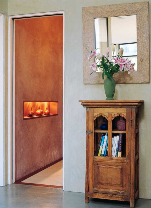 Plaster walls create texture, warmth, and a light-absorbent surface. Muted blue and brown enhance the calming ambience.